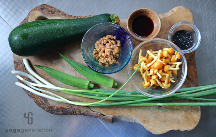 木製カットボードの上の材料