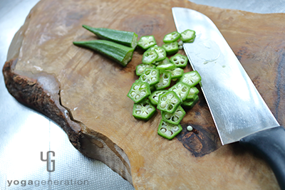 オクラをカットしている