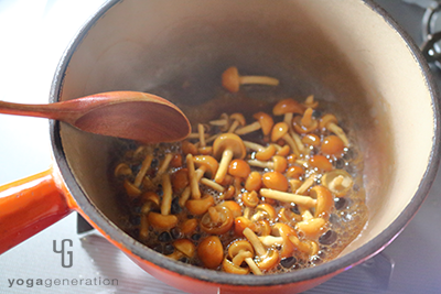 ナメコに火を入れる