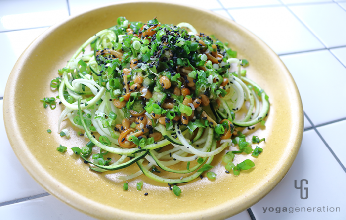 黄色の皿に盛り付けたナメコ納豆ソースでズッキーニ・ヌードル