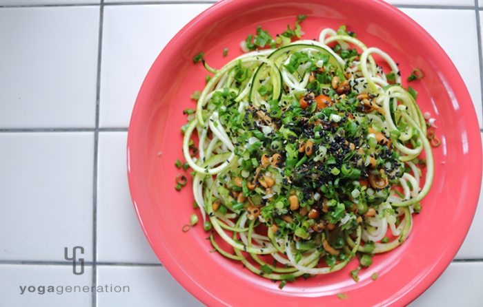 赤い皿に盛り付けたナメコ納豆ソースでズッキーニ・ヌードル