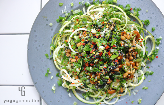 グレーの皿に盛り付けたナメコ納豆ソースでズッキーニ・ヌードル