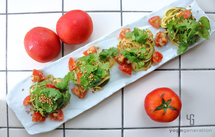 白い長皿に盛り付けた・ヌードルでレッドカレー・サラダ