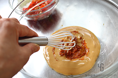 ボウルで練りゴマやライムなどを混ぜる