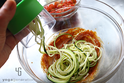 具材を混ぜ合わせる