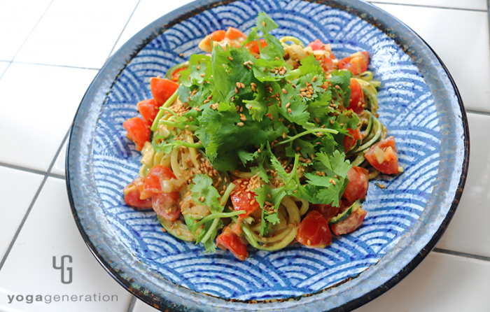 波模様の皿に盛り付けた・ヌードルでレッドカレー・サラダ