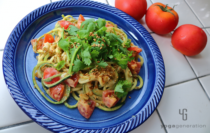 青い皿に盛り付けた・ヌードルでレッドカレー・サラダ