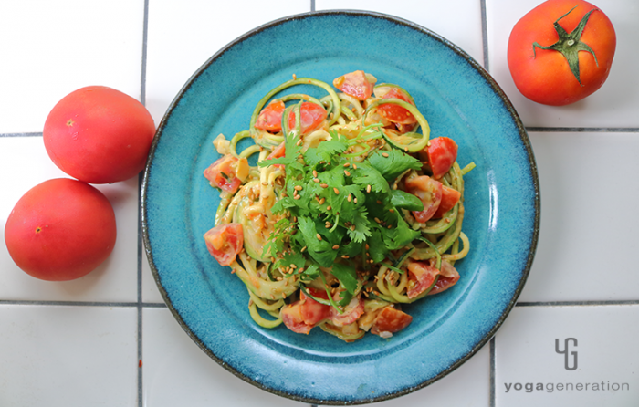 ターコイズの皿に盛り付けた・ヌードルでレッドカレー・サラダ