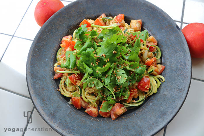 ダークグレーの皿に盛り付けた・ヌードルでレッドカレー・サラダ