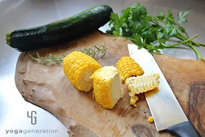 ズッキーニとトウモロコシをカットする