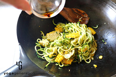 鍋肌から醤油をまわし入れる