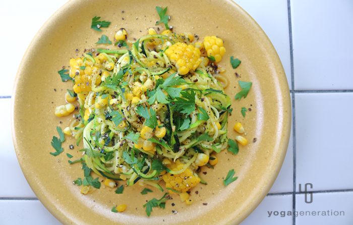 黄色い器に盛り付けたズッキーニ・ヌードルのバター醤油炒め