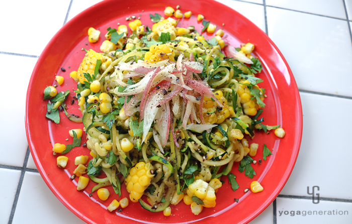 赤い器に盛り付けたズッキーニ・ヌードルのバター醤油炒め