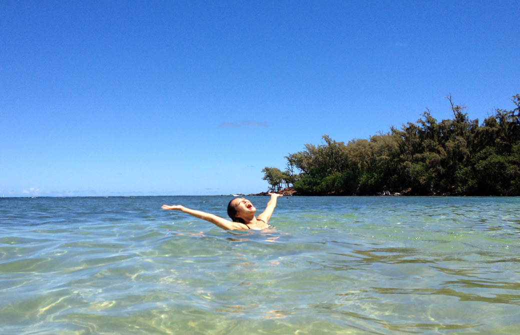 Mahokoがカウアイ島のビーチで両腕上げてはしゃいでいる