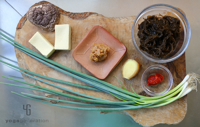 木製カットボードの上の材料