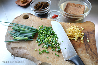 ショウガやネギなどの食材を細かく刻んでいるところ