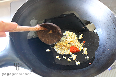 刻んだ食材を豆板醤で炒めているところ