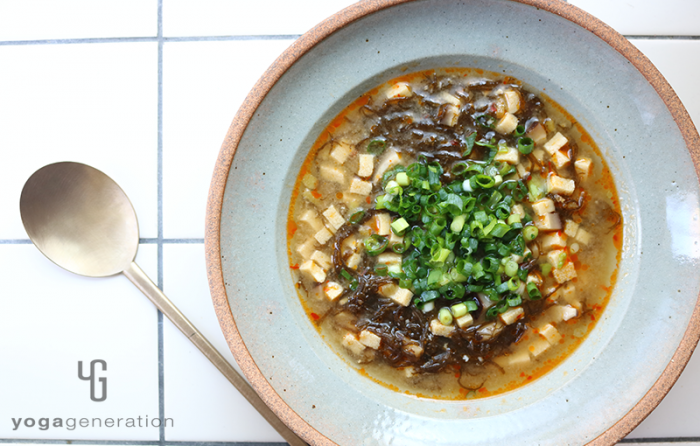 グレーのお皿に盛り付けた麻婆モズクスープ
