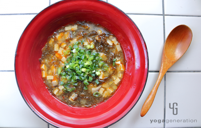 赤いお皿に盛り付けた麻婆モズクスープ