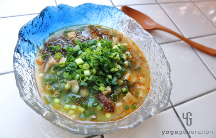 ガラスのお皿に盛り付けた麻婆モズクスープ