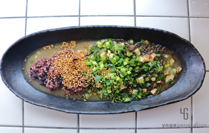 黒いお皿に盛り付けた麻婆モズクスープ