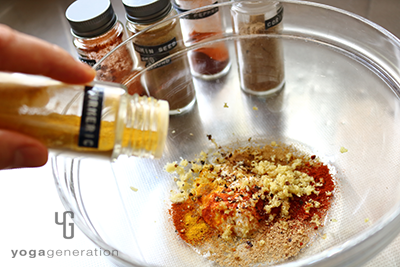 ボールでスパイスを混ぜ合わせているところ