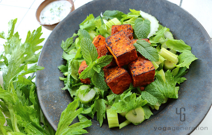 黒いお皿に盛り付けたタンドリー厚揚げサラダ