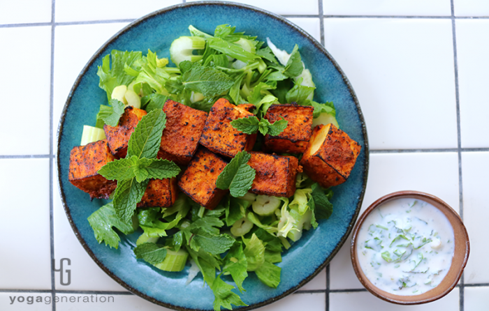 ターコイズのお皿に盛り付けたタンドリー厚揚げサラダ