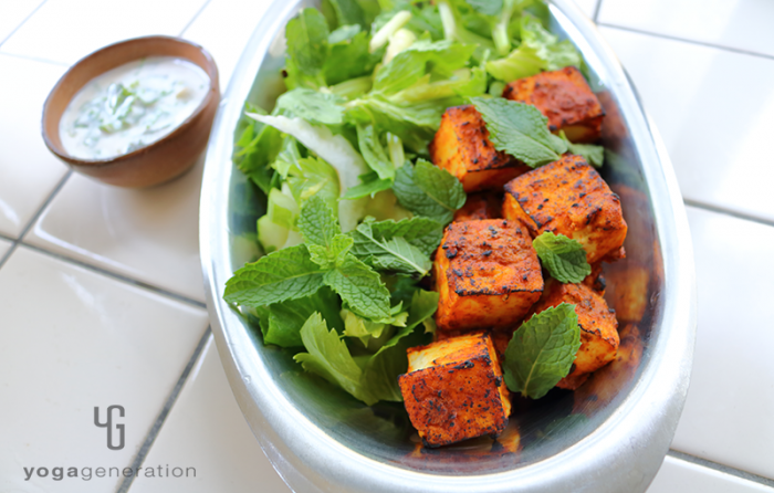 シルバーのお皿に盛り付けたタンドリー厚揚げサラダ