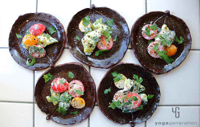 小皿に盛り付けたキュウリとトマトのクリーミィ柚子胡椒サラダ