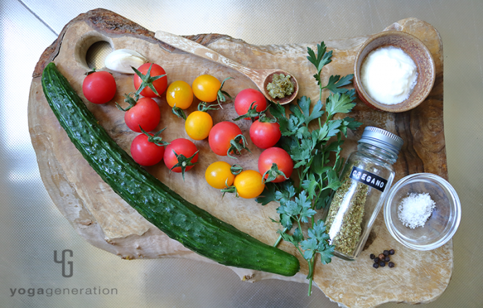 カッティングボードに載せたキュウリやトマト、ヨーグルトなどの食材