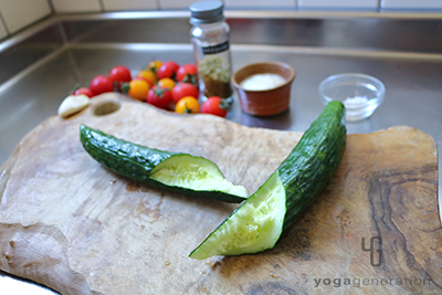 キュウリを手で二等分にしたところ