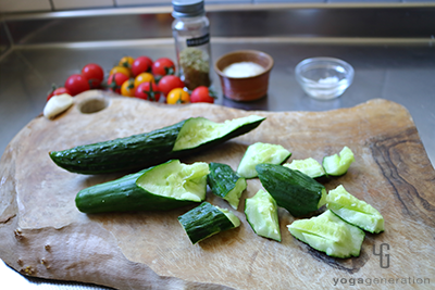 二等分にしたキュウリを一口大に割っているところ