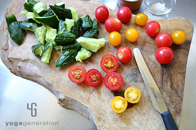 トマトを上下に二等分にしているところ