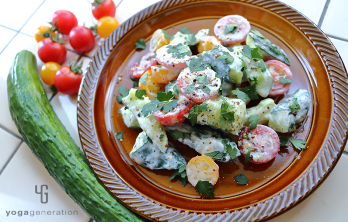 茶色のお皿に盛り付けたキュウリとトマトのクリーミィ柚子胡椒サラダ