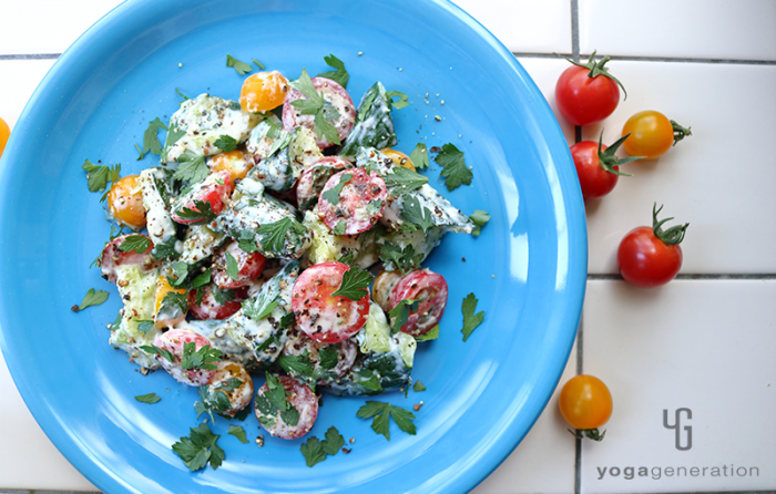 青いお皿に盛り付けたキュウリとトマトのクリーミィ柚子胡椒サラダ