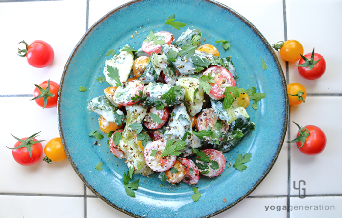 ターコイズのお皿に盛り付けたキュウリとトマトのクリーミィ柚子胡椒サラダ