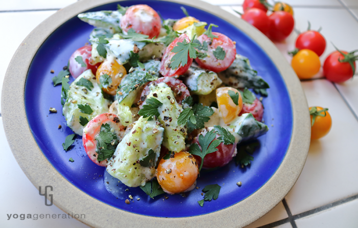 群青色のお皿に盛り付けたキュウリとトマトのクリーミィ柚子胡椒サラダ