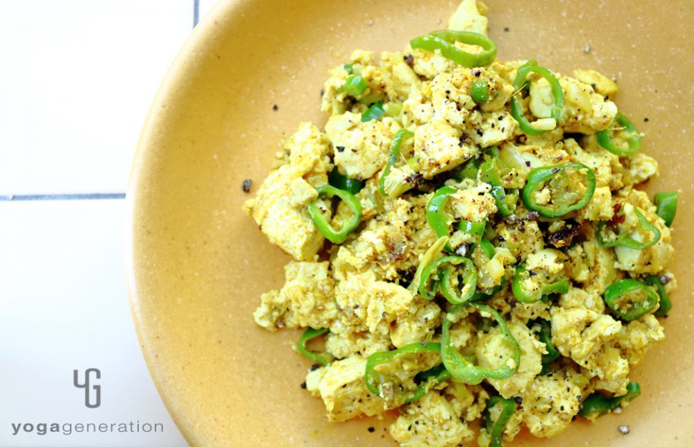 黄色い皿に盛りつけられたターメリック・スクランブル豆腐