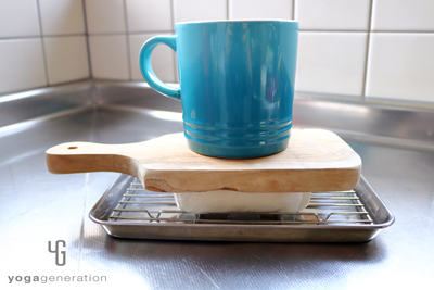 豆腐を水切りしているところ