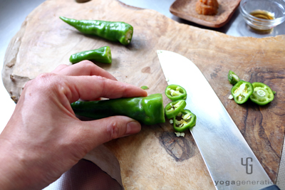 シシトウを小口切りしているところ