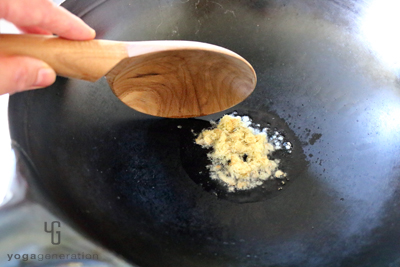 ショウガを炒めて香りを出しているところ