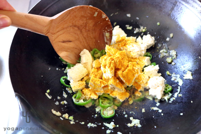 ターメリックと豆腐を鍋に加えているところ