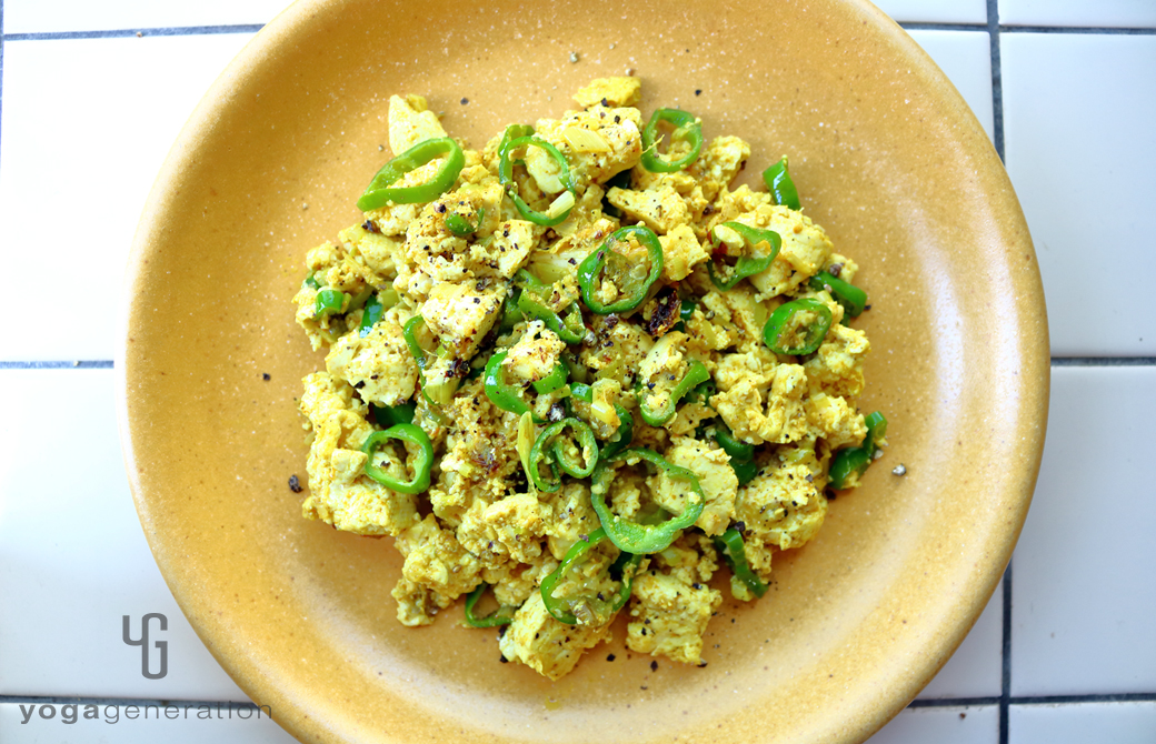 黄色い皿に盛りつけたターメリック・スクランブル豆腐