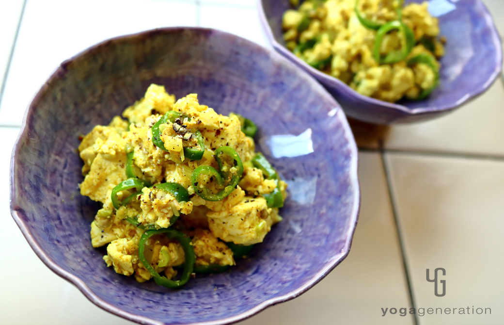 紫の皿に盛りつけたターメリック・スクランブル豆腐