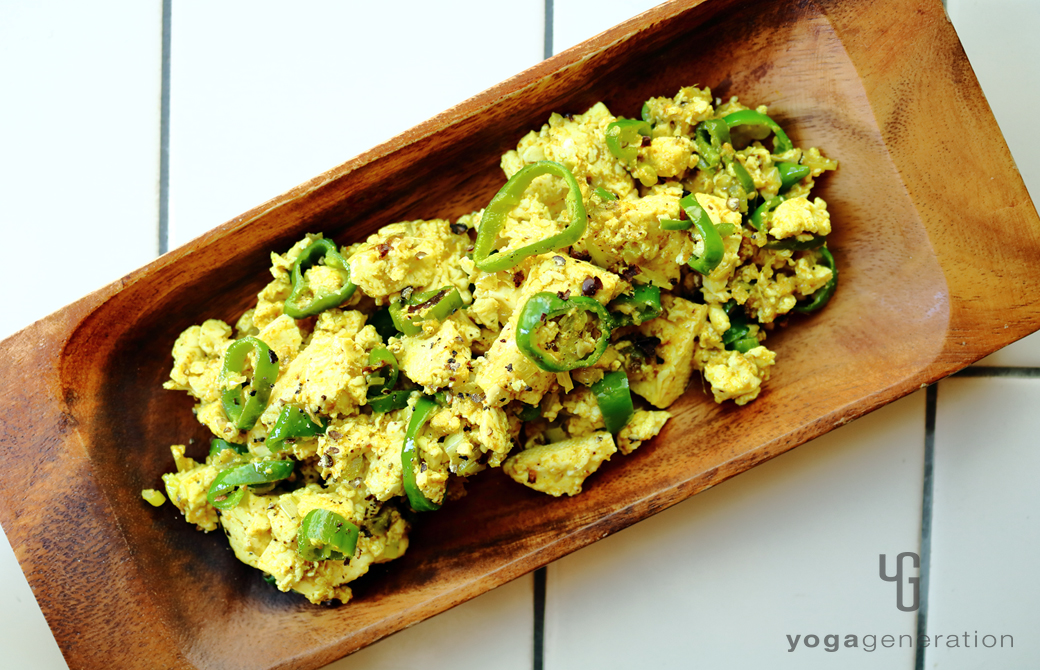 木製の皿に盛りつけたターメリック・スクランブル豆腐