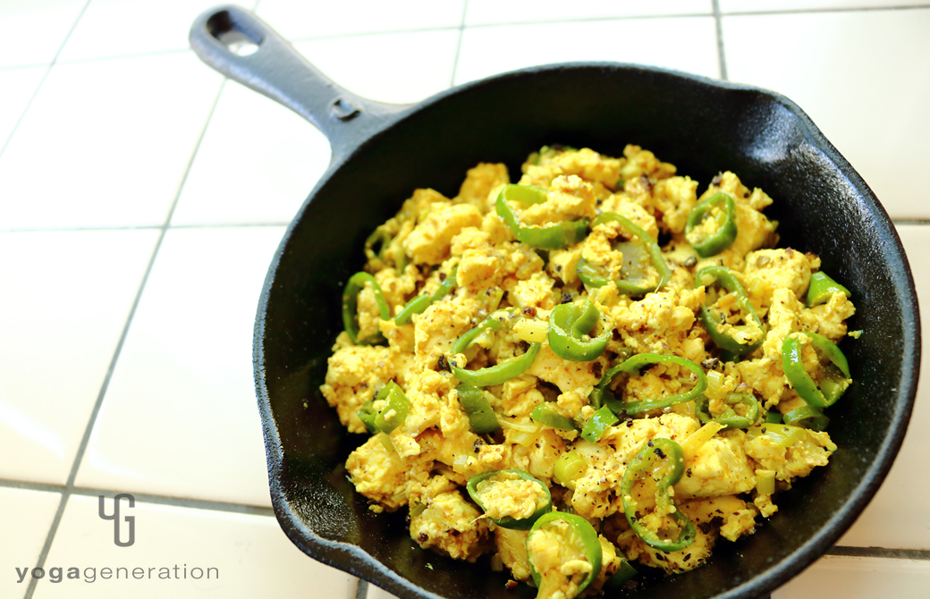 スキレットに盛りつけたターメリック・スクランブル豆腐