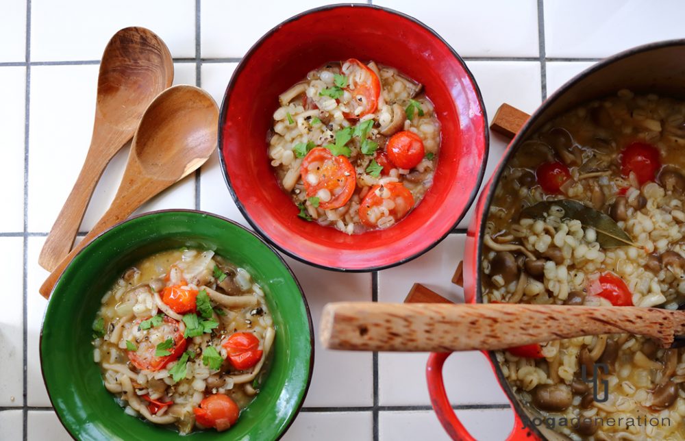 イタリアンカラーの皿に盛りつけた押し麦のイタリアン味噌粥