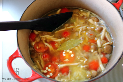 トマトやしめじを加えて煮る