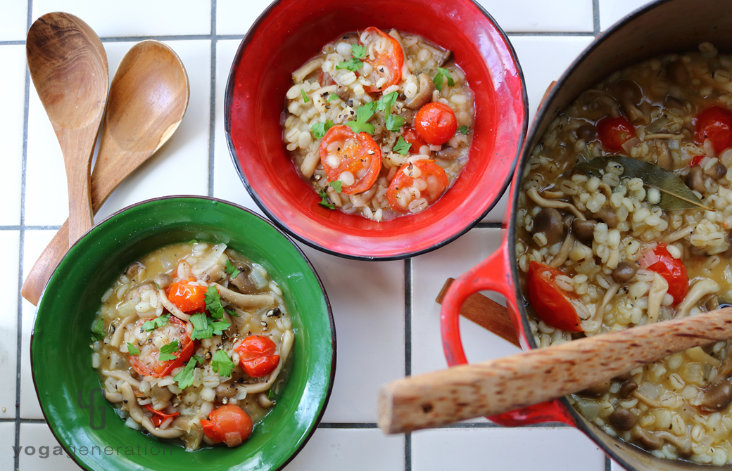 イタリアンカラーの皿に盛りつけた押し麦のイタリアン味噌粥